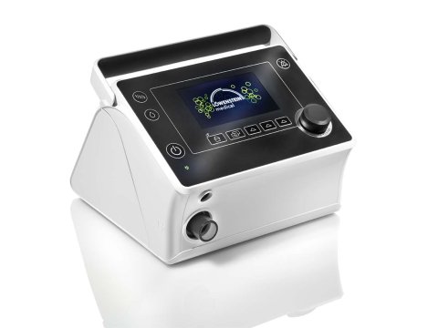Das Löwenstein prisma VENT Beatmungs- und Monitoring-Gerät zeigt sein kompaktes, weiß-graues Design mit Display und Bedienelementen, geeignet für die mobile und stationäre Beatmung.