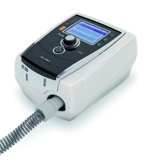 Das kompakte und benutzerfreundliche Beatmungsgerät Resmed Stellar™ 150 (Hersteller ResMed), vertrieben von PMT Medizintechnik GmbH, zeigt sein Gehäuse mit Display und Schlauchanschluss, geeignet für hochwertige invasive und nicht-invasive Beatmung.