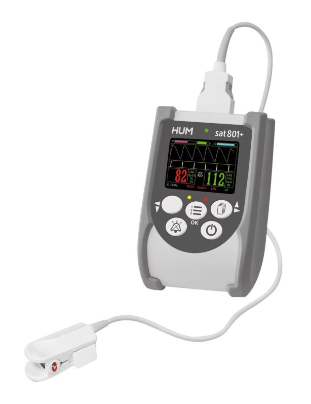 Das kompakte Pulsoximeter sat 801 von PMT Medizintechnik zeigt sein Display mit Messwerten für Sauerstoffsättigung (SpO2) und Pulsfrequenz, sowie den zugehörigen Fingerclip-Sensor.